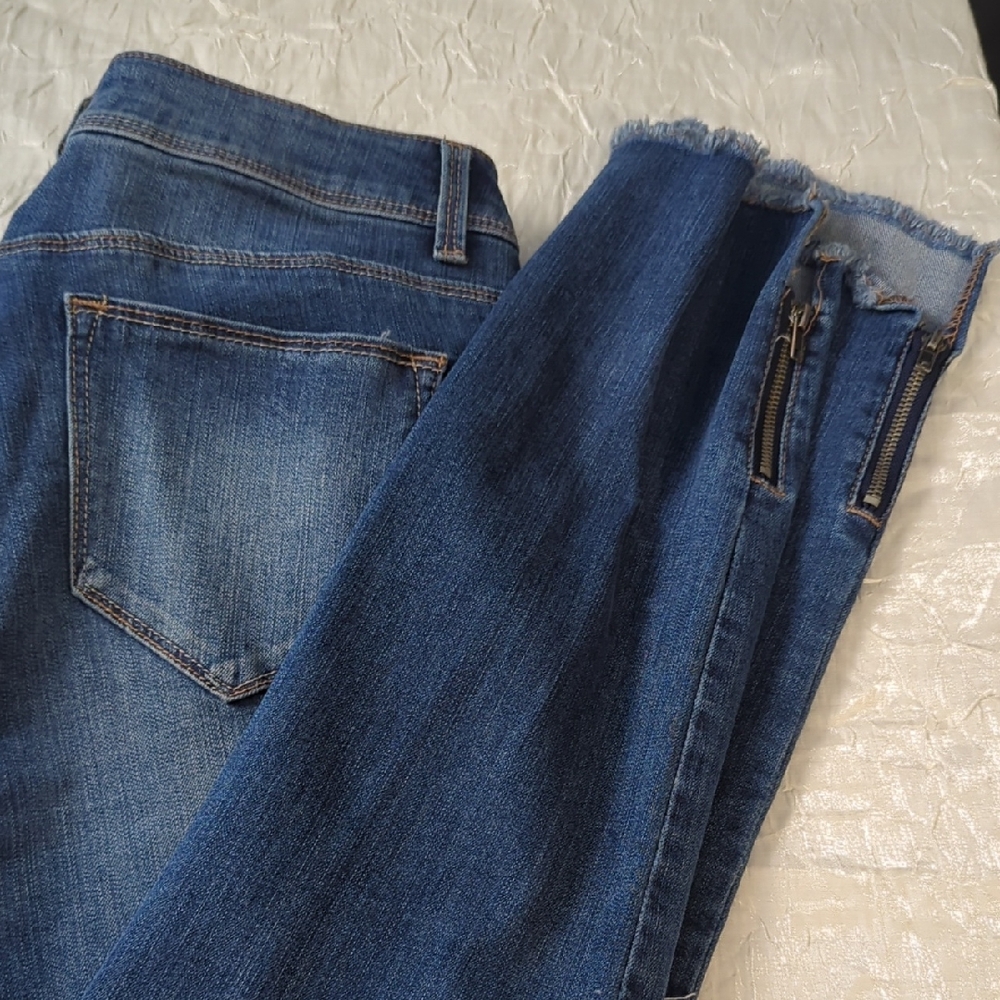 1822 Denim Ankle Jeans with Frayed Hem in Blue